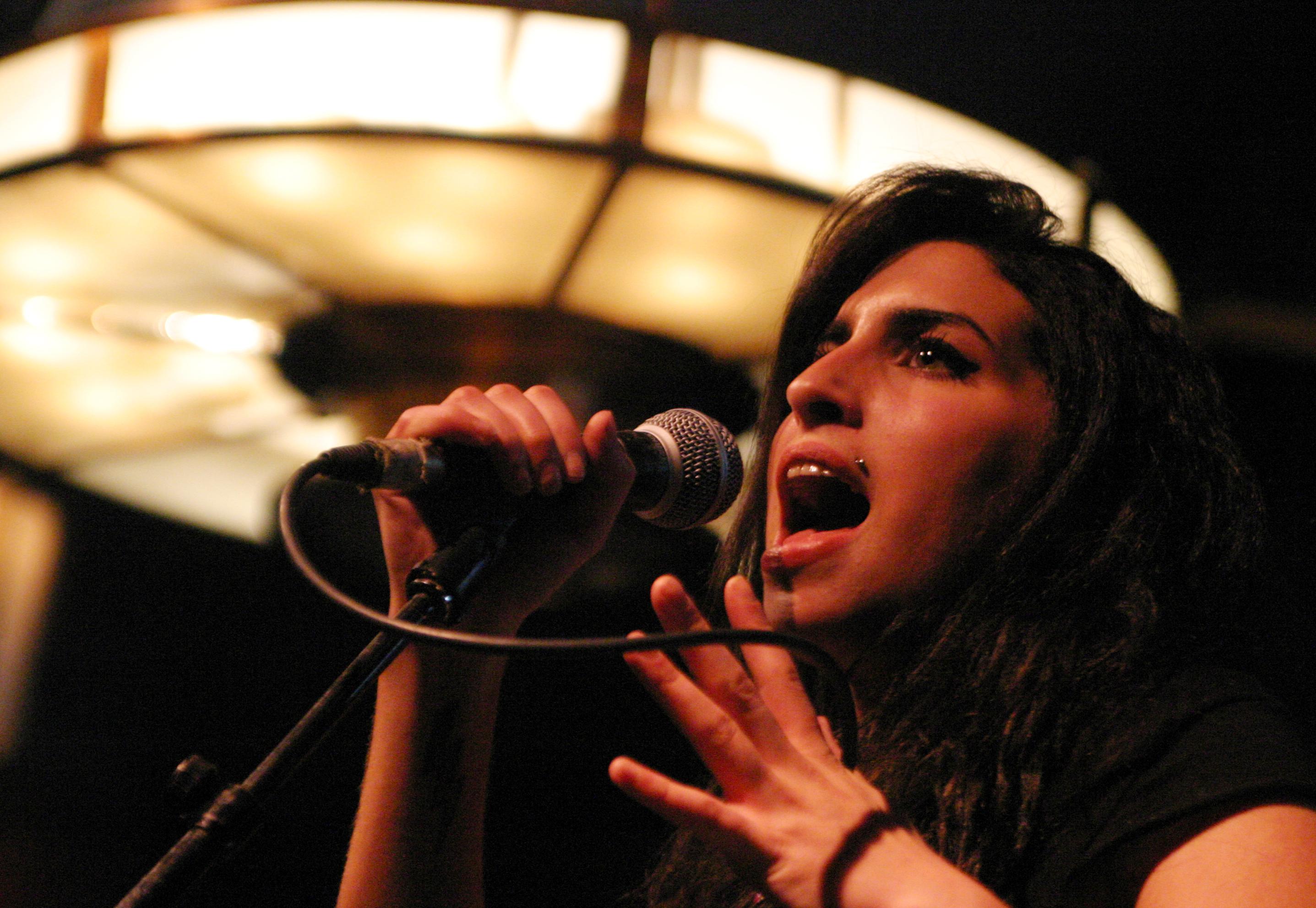 Amy Winehouse Slug---07/04/04-Amy Winehouse performs on the stage at the Senator nightclub on July 6